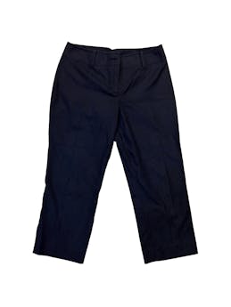 Pantalon gris con diseño de hojas en color negro, corte recto al tobillo. Cintura: 80 cm. Tiro: 25 cm. Largo: 80 cm.